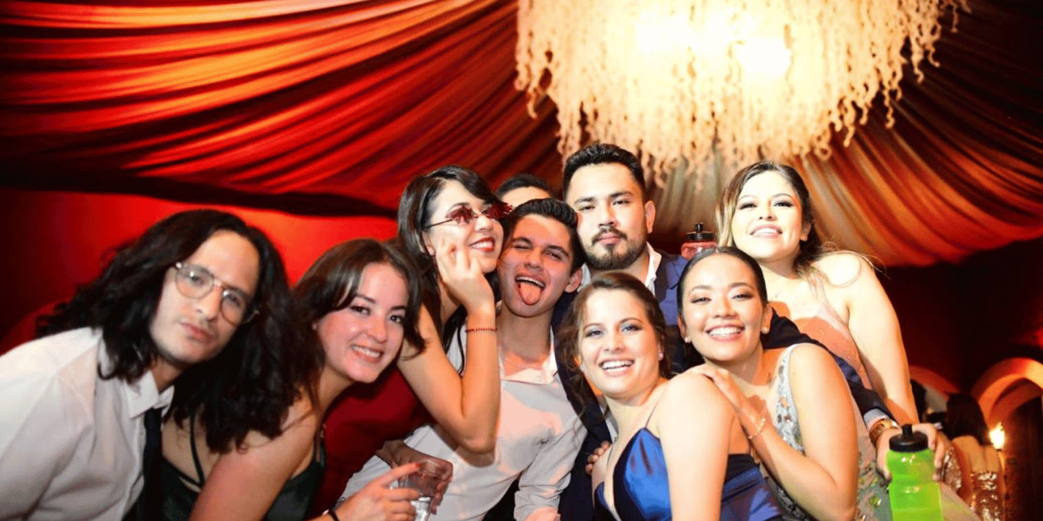 Fiesta de gradación de universidad en León Gto